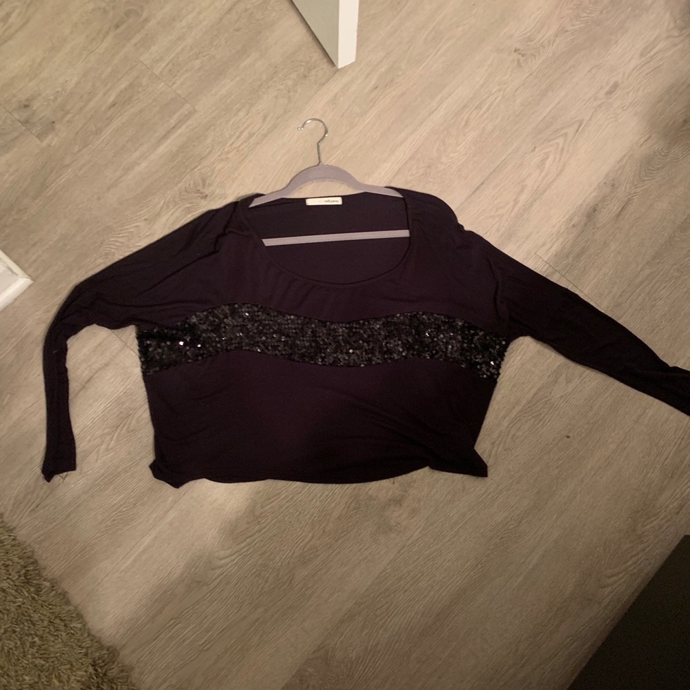 Cropped black top with sequence